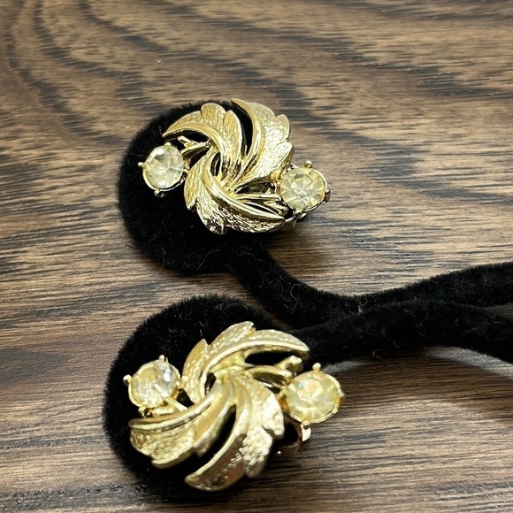 Vintage Coro clip on earrings, clear glass stones, gold tone Leaf style Earrings - Picture 5 of 9